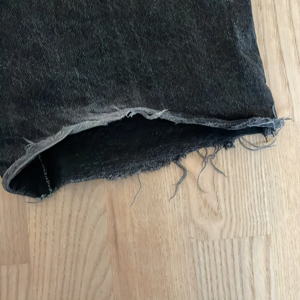 Bekväma tunna jeans. De enda skadorna är de som syns på bilderna, längst ned på benen. Annars är dem i mycket bra skick. Totallängd 111 cm innerbenslängd 79 cm midjebredd 33 cm.. Farkut & Housut.