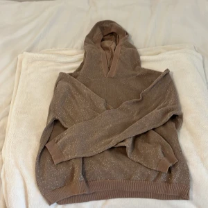 Säljer nu också denna superstöta huddie/kofta typ💪🏻❤️ - Superbra skick😍 endast använd några få gånger😙✌🏻 Igga fläcken på spegeln💪🏻😅👍🏻