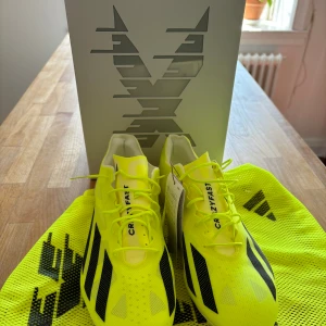 Helt nya Adidas x Crazyfast - Ett par sprillans nya gula Adidas x Crazyfast. Tyvärr var de för små för mig. Nypris ligger på 3500kr.