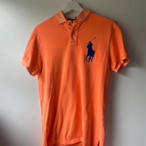 POLO RALPH LAUREN PIKÈ - En äkta polo ralph lauren piké helt felfri utan fläckar och hål.  •Neonorange •Storlek S passar 170-175 •Skick 8/10