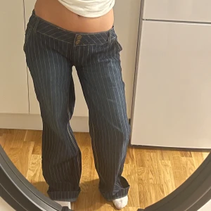 Byxor  - Super söta köpt secondhand, någon hade sytt midjan på dem när jag körde de men man kan lätt få bort det 