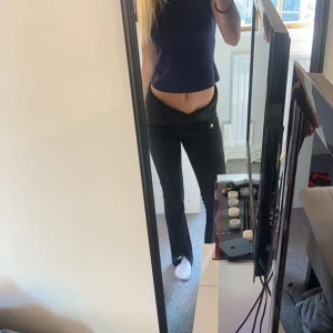 Svarta kostymbyxor  - Fina Kostymbyxor från nakd. Säljer då dem är för små för mig därav öppna. Storlek 36