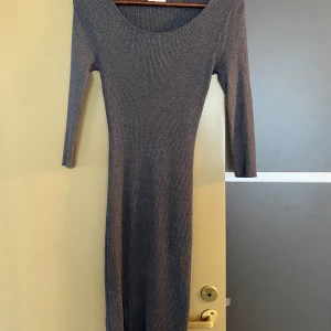 Grå klänning  - Superfin grå klänning. Väldigt sparsamt använd (en gång tror jag)!