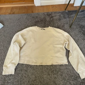 Sweatshirt biege - Sweatshirt i biege, går över naveln 