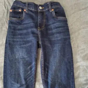 Ett par gamla levis jeans som är använda max 2 gånger som är i nyskick. Bara att skriva om ni har frågor!