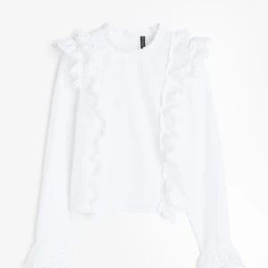 Hm blus  - Säljer denna fina, söta blus från hm  Helt ny, storlek M men har själv S och Xs så skulle säga att den är liten i storleken 💕💕 Slutsåld överallt🫶🫶 Hör av er vid fler frågor elelr om ni är intresserade av att köpa ❤️