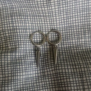 Öron Hängen  - Säljer öronhängen. Köptes idag, helt oanvända. Ångrade mig efter jag köpte dem. Säljer dem för 40kr + frakt! 