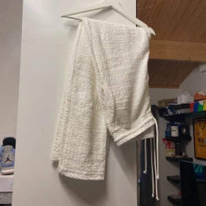 Zara byxor  - ZARA byxor i storlek L. Byxorna är helt nya och endast testade