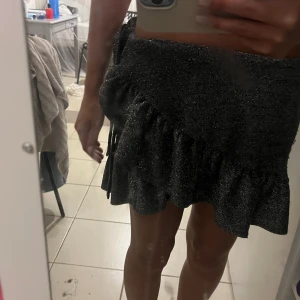 Glittrig silver kjol - Säljer denna så så fina glittriga silvriga kjol från loavies🪩perfekt till nyår #nyår 