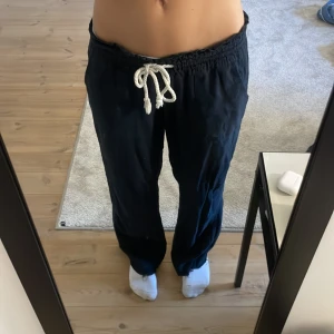 Roxy linnebyxor - Säljer mina fina svarta Roxy linnebyxor💕 har sprättat upp dom längst ner (se bild 3)