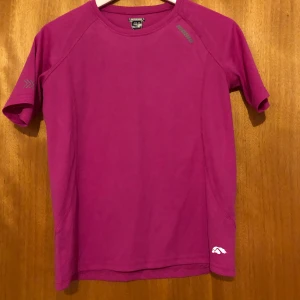 Tränings tshirt  - Knappt använd  Passar xs-s