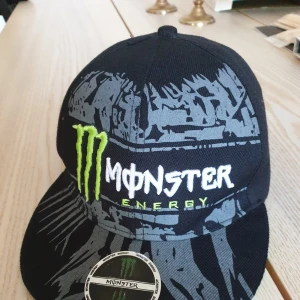 Fox x monster keps! - En helt ny monster x fox collab keps!! Skriv om fler frågor eller nägot annat. Priset kan diskuteras🦊