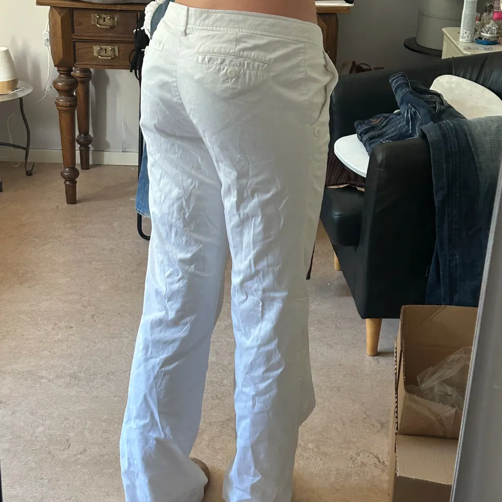 Superfina vita byxor från mexx som inte kommer till användning ✨ midjemåttet är ca 90 cm och innerbenslängden är ca 84. Jeans & Byxor.