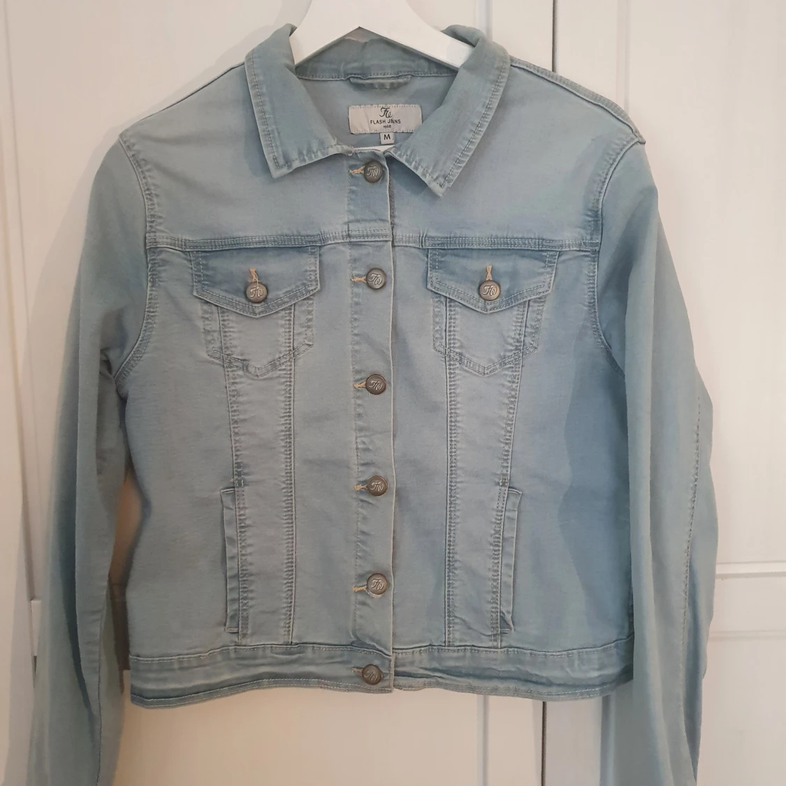 Ljusblå kortare jeansjacka från Flash