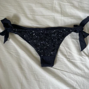 Calzedonia bikini - Aldrig använda. Säljer då jag råkade köpa fel färg och dessvärre tagit bort prislappen. Vill bli av med och kan tänka mig att gå ner i pris vid snabb affär. Nypris: 250kr