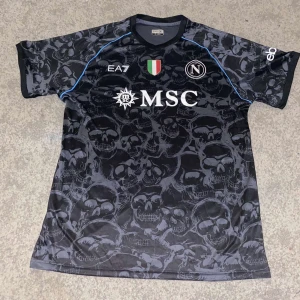 Ea7 t shirt - Ea7 tshirt,skick 10/10 bra pris,priset kan alltid diskuteras.