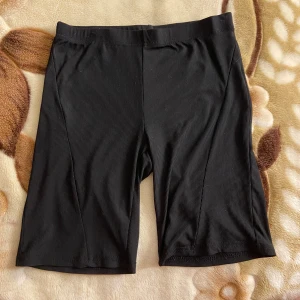 Svarta ribbade cykelbyxor  - Sköna och stretchiga cykelbyxor. I fint skick utom att vissa sömmar och trådar är lösa. Storlek XS men passar också S.