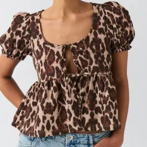 Säljer denna leopard tröja från Gina i storlek S. Aldrig använd med lappar kvar. 
