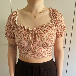 Somrig topp - Denna toppen sitter som en smäck och är vädligt fin i ryggen, säljer pågrund av att jag inte riktigt klickar med färgen men passformen är 10/10!