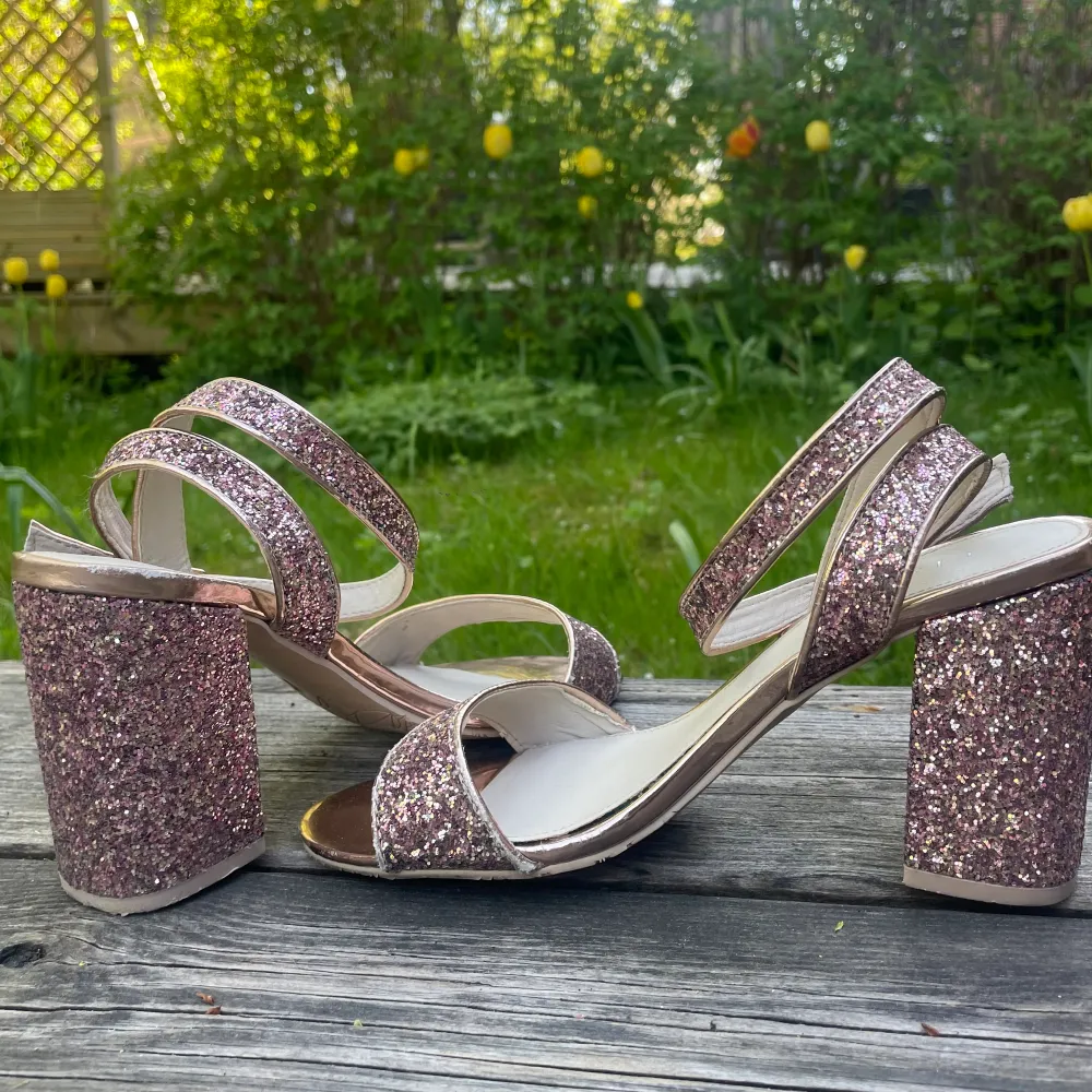 Festliga klackar med rosé glitter i size 36/36,5. . Skor.