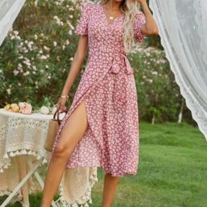 Supersöt blommig sommarklänning - Rosa blommig sommarklänning 🌸 så söt men tyvärr lite liten för mig över bysten. Aldrig använd, strlk xs men passar nog även en s 🩷