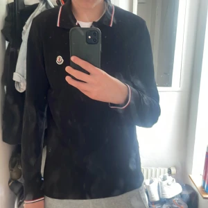 Moncler pike/tröja - Jag säljer denna Moncler tröjan, den är lite tajt på mig och jag är cirka 182cm. Den är i väldigt bra skick då jg inte avnändt den så mkt.