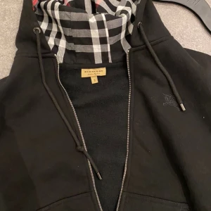Burberry Kofta  - Storlek M men passar S också  Den är helt nya och oanvänd 