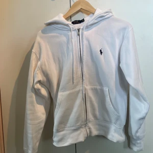 Polo ralph lauren hoodie - Tja, säljer nu en vit polo ralph lauren kofta i storlek S, skick 9/10 inga fläckar eller skador, perfekt kofta till sommaren 🌼! pm vid frågor eller funderingar 🤝