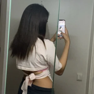 Nelly topp - Använt 2 gånger, den har en jätte liten fläck på framsidan som säkert går bort om man tvättar den ordentligt men inget som är synligt oavsett som man ser på bilden😊ordinarie pris-249kr