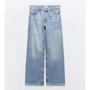 Jeans köpta på zara för ca ett halvår sedan. Aldrig använda och har lappen kvar. Säljer då storleken var alldeles för liten, därav har jag inga bilder med dem på. Loose fit och en medelhög midja. 