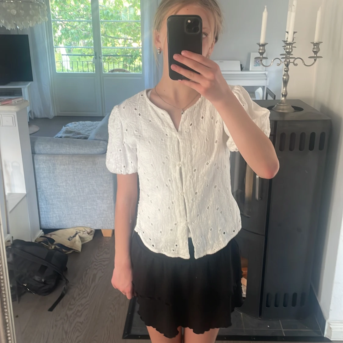 Jag säljer en vit blus med små hål i - 92