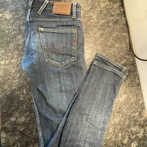 Stilrena Replay jeans. Säljer p.g.a att dom är för små. Skick 8,5/10. Storlek 29/34.  Har du någon fråga så svarar jag gärna i dm😁