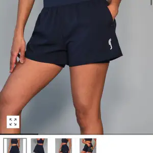 säljer nu dessa jättefina shorts som är sköna med bollfickor och inbyggda shorts, de har resår i midjan och är jätte stretchiga men sitter ändå åt ordentligt. Ord pris: 800kr, mitt pris: 450kr eftersom att de är i otroligt fint skick.