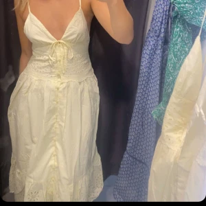 Klänning - Säljer denna ljusgula fina fina klänning. Använts vid 3 tillfällen. Super fint skick men kommer inte till så mycket användning för mig. 