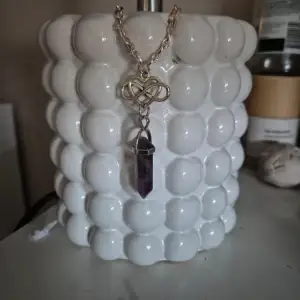 Necklace with amethyst stone and infinity heart. Bearly used and its good quality 