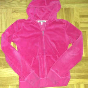 Jätte fin riktig juicy couture kofta med ett fint tryck på ryggen bra Skick och väldigt fin färg hör av om mer blider  - Storlek S bra skick inte så använd.