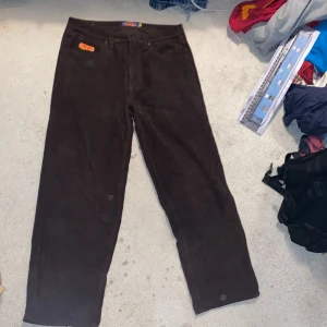Baggy byxor - Empyre byxor, me sånt randigt material Knappt använd, dom är super lite slitna långt nere på byxbenen 