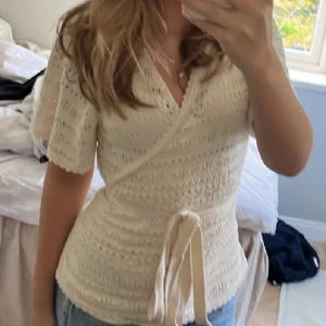 Knyt topp - Säljer den fina knyt topp perfekt till jeanskjol! ❤️❤️ Storleken går att justera och med att den är knyt.