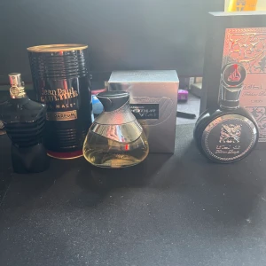 Säljer 3 parfymer  - Säljer 3 starka och trendiga parfymer. Se bild för mängd: Le male le parfum  ≈65/75ml = 600kr , Al haramain Detour noir (SÅLD)❌ Lattafa Fakhar ❌ (SÅLD)  Kan frakta med Postnord Dhl o DB schenker.