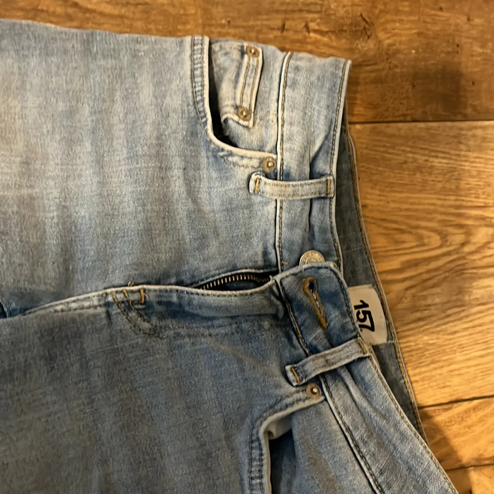 Säljer dessa jeans från lager 157 då de är för korta jag skulle säga att de passar någon under 160, kom privat för mer bilder💕💕. Jeans & Byxor.