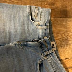 Säljer dessa jeans från lager 157 då de är för korta jag skulle säga att de passar någon under 160, kom privat för mer bilder💕💕