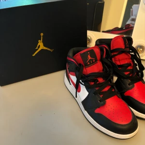 Jordan 1 - Säljer mina Jordan 1 Mid som knappt kommit till någon användning, har haft dem typ 5 gånger. Inga tydliga tecken på användning, använts försiktigt och tagit väl hand om dem. Original lådan med följer. Skriv vid frågor💕 Köparen står för frakten💕