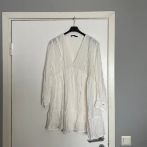 Studentklänning - Säljer denna fina studentklänning som är heelt oanvänd! Är från Zaras kollektion förra året så finns ej kvar längre