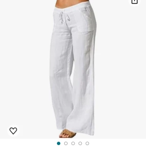 Vita Linnebyxor - Säljer ett par vita linnebyxor då de inte kommer till användning. Endast testade och inte använda så de är som nya, hör av dig ifall du vill ha fler bilder.💕