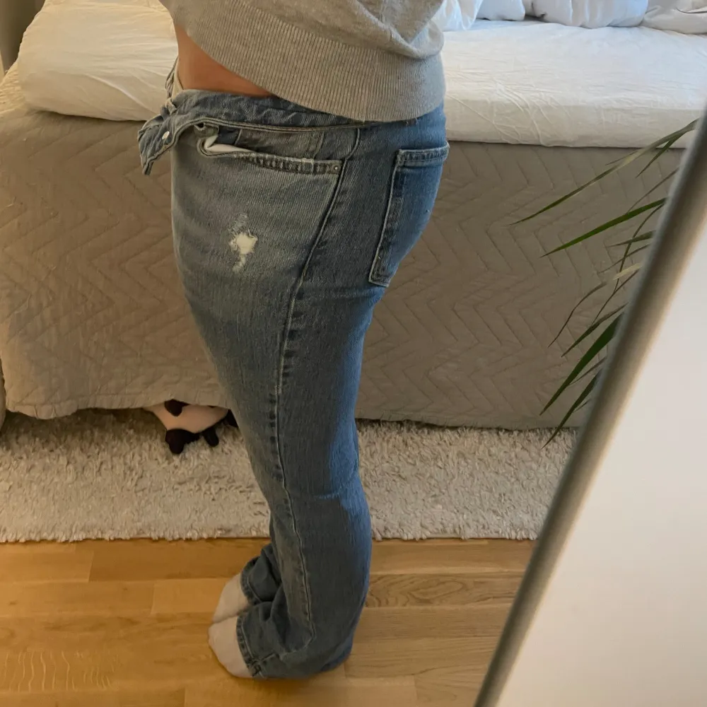 Säljer dessa jeans ifrån GinaTricot. Säljer pga att de är för små i midjan.. Jeans & Byxor.