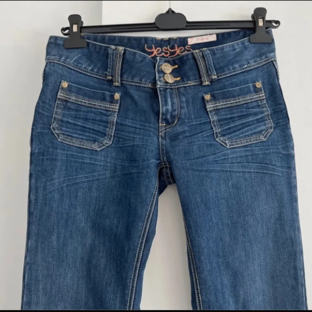 Coola jeans i mycket bra skick, storlek S skulle jag säga men passar även M. . Jeans & Byxor.