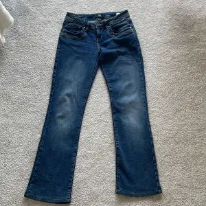 Skitsnygga mörkblåa, lågmidjade bootcut ltb jeans i modellen valerie! Uppsydda professionellt så passar dig som är mellan 150-155 cm! Sparsamt använda 💓💓 lägg prisförslag om du är intresserad eller kontakta mig privat 