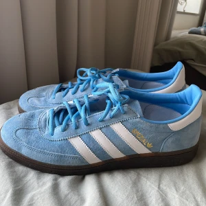 Adidas Spezial - Använda 2-3 gånger (inprincip oanvända). Priset är inte hugget i sten så kom med förslag.