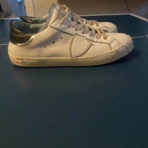 Philippe model skor 36 - Ett par Philippe model i väldigt bra skick som är perfekt till sommaren  Storlek 36