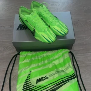 Nike Mercurial Elite  - Fotbollsskor Nike vapor mercurial elite strl 40.5 använda ett fåtal ggr. Mkt fint skick. Nyligen inköpta från Nike. Säljes pga fel strl. Pris 1500kr pris kan diskuteras för snabb affär. 25.5 cm enl kartong. Pm för fler bilder  